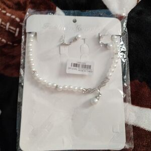 Chic Pearl Necklace with Silver Details